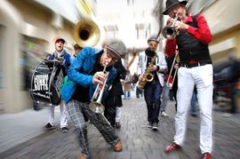 Vor dem Konzert sind die Musiker als Marching Band in der Innenstadt unterwegs.